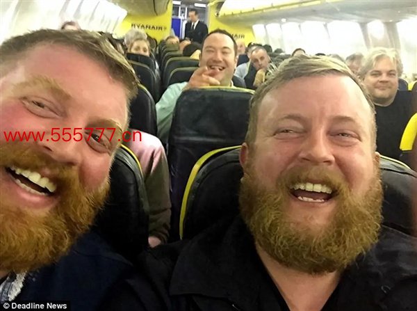太诡异！男子坐飞机意外发现自己的“分身” 一模一样的脸